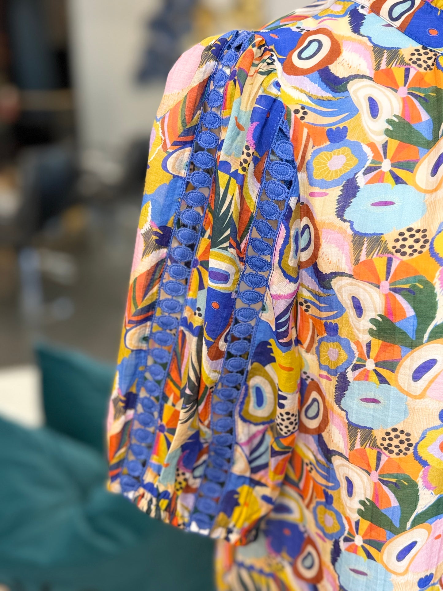 Petal Mosaic Puff Sleeve Trim Top